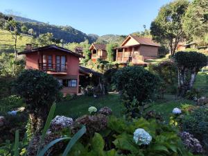 a house with a garden in front of it at Pousada Recanto da Vitória in Gonçalves