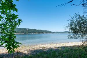 Blick auf das Wasser vom Ufer eines Strandes in der Unterkunft myraybay. in Stockach