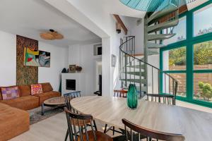 a living room with a table and chairs at Les terrasses de Joce in Batz-sur-Mer