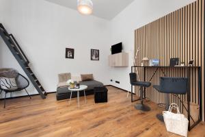 ein Wohnzimmer mit Sofa, Tisch und Stühlen in der Unterkunft myraybay. in Stockach