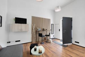 ein Wohnzimmer mit Sofa und Tisch in der Unterkunft myraybay. in Stockach + 22 Fotos