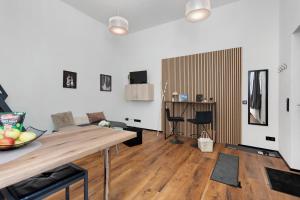 ein Wohnzimmer mit einem Tisch und einem Sofa in der Unterkunft myraybay. in Stockach