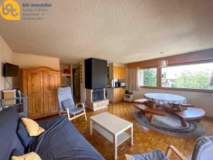 a living room with a blue couch and a table at Scierie A Meya 118 - Appartement charmant proche des télécabines et du village in Vercorin