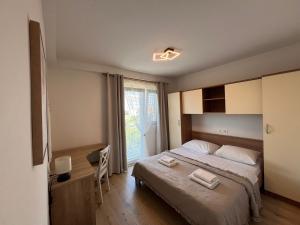 a bedroom with a bed with two towels on it at Grgo Apartments in Drage