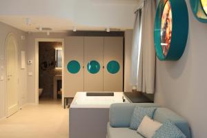 a living room with a couch and a kitchen at Villa Helena in Limone sul Garda