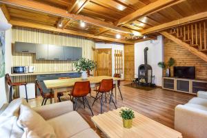 ein großes Wohnzimmer mit Tisch und Küche in der Unterkunft Slėnis Trakuose in Trakai