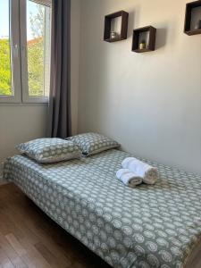 a bed in a room with towels on it at Studio 4 in Arcueil