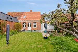 a yard of a house with a lawn sidx sidx sidx at Cozy Holiday Home In Marstal On Ærø in Marstal +22 photos
