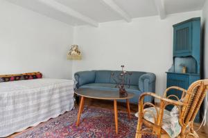 ein Wohnzimmer mit Sofa und Tisch in der Unterkunft Unique Private Idyll in Vesterborg