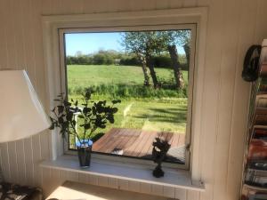 ein Fenster mit Blick auf ein Feld in der Unterkunft Ruhig Gelegenes Ferienhaus In Meeresnähe in Brenderup + 4 Fotos