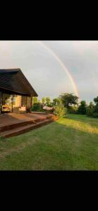 ein Regenbogen am Himmel über einem Haus in der Unterkunft Ruhig Gelegenes Ferienhaus In Meeresnähe in Brenderup
