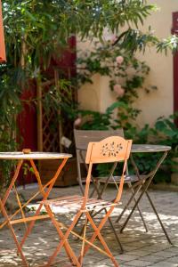 two chairs and a table with writing on the back of them at Instant en Provence in Eyragues