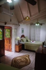 Postelja oz. postelje v sobi nastanitve Firefly Beach Cottages