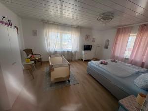 a bedroom with a bed and a chair at Ferienwohnung Kirschtraum in Mülheim-Kärlich