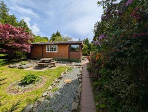 a garden with a picnic table and a cabin at Cabin Aelwyd Snowdonia in Trawsfynydd