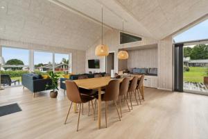ein Esszimmer und ein Wohnzimmer mit Tisch und Stühlen in der Unterkunft Schönes, Neues Haus Am Meer in Aabenraa