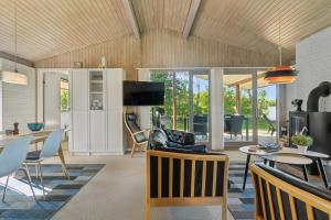 ein Wohnzimmer mit Sofa und Tisch in der Unterkunft Charmantes Backsteinhaus Mit Sauna Und Fjordblick in Ørsted + 19 Fotos