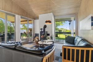 ein Wohnzimmer mit Sofa und Kamin in der Unterkunft Charmantes Backsteinhaus Mit Sauna Und Fjordblick in Ørsted