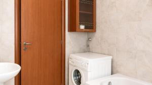 a bathroom with a washing machine and a sink at Casa Vacanze Agriturismo BioMele in Policoro