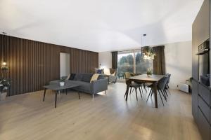 ein Wohnzimmer mit Sofa und Tisch in der Unterkunft Schönes Neu Renoviertes Sommerhaus Am Meer in Frørup