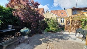 a backyard with a bbq and a grill at Tordenskjoldet in Marstal