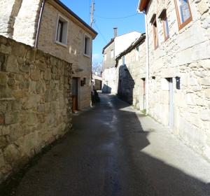 an alley in an old stone building at Casa Arteleira in Padr&oacute;n