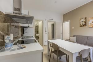 a kitchen and living room with a table and chairs at Nova Suite in Calatafimi