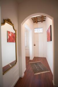 un pasillo vacío con un espejo y una puerta en Corso Vittorio Apartment, en Trapani