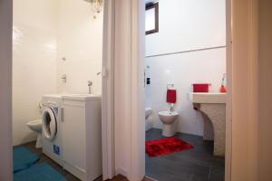 un bagno con lavatrice di Corso Vittorio Apartment a Trapani Altre 37 foto
