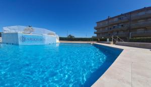 a swimming pool in front of a building at Apartamento Estartit Argonavis in L'Estartit