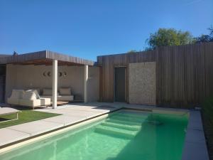 ein Swimmingpool im Hinterhof eines Hauses in der Unterkunft Nova Nocte Urban Private Pool & Spa Retreat in Tongeren