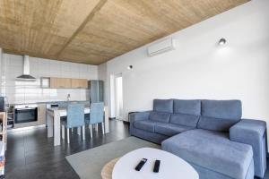 a living room with a couch and a table at Colina do Sol 2 in Amoreira