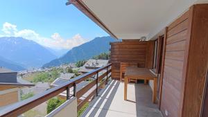 a balcony with a table and a view of mountains at Majestic 424 in Bagnes