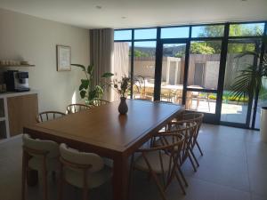 ein Esszimmer mit einem Holztisch und Stühlen in der Unterkunft Nova Nocte Urban Private Pool & Spa Retreat in Tongeren