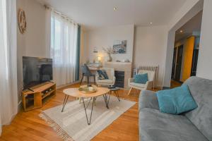 a living room with a couch and a table at Les halles du temps in Bar-sur-Seine