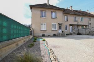 a house with a gravel driveway in front of it at Les halles du temps in Bar-sur-Seine