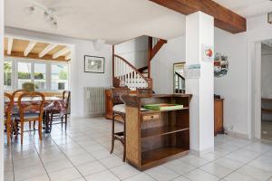 a kitchen and dining room with a table and chairs at Vacances chez Lulu in Batz-sur-Mer