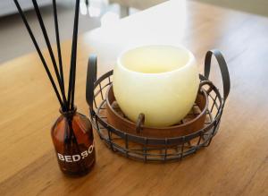 a coffee cup and a vase on a table at Delta Boutique Loft, en el centro de Salta, para 3 by BEDBOOK in Salta +14 photos