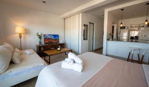 a hotel room with two beds and a kitchen at Delta Boutique Loft, en el centro de Salta, para 3 by BEDBOOK in Salta