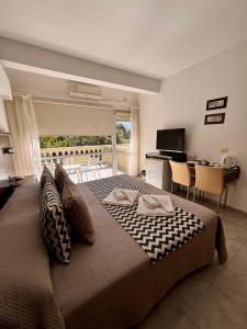 a bedroom with a large bed and a desk at Villa La Font Apart Hotel & Spa in Villa Carlos Paz