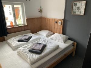 two beds in a bedroom with towels on them at Feichtenhäusl app 1 in Westendorf