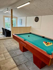 a room with a pool table in a room at 2-Family Activity Cottage in Rønde