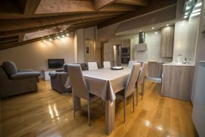 cocina y comedor con mesa y sillas en Apartamento Gure Ganbara, en Estella