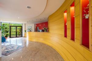 a lobby with a wooden wall with red accents at Luna Hotel Lago Maggiore Arona in Oleggio Castello