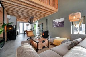 a living room with a couch and a table at Lennepserf - T Marsje in Veessen
