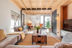 a living room with a couch and a coffee table at Lennepserf - De Pinkels in Veessen