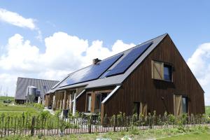 a barn with solar panels on the roof at Lennepserf - De Pinkels in Veessen