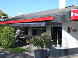 a restaurant with tables and chairs in front of it at hotelF1 Laval in Changé