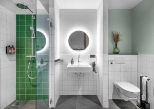 a bathroom with a shower and a sink and a toilet at Lennepserf - De Achterhoek in Veessen +5 photos