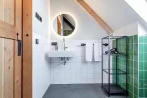 a bathroom with a sink and a mirror at Lennepserf - De Horstjes in Veessen